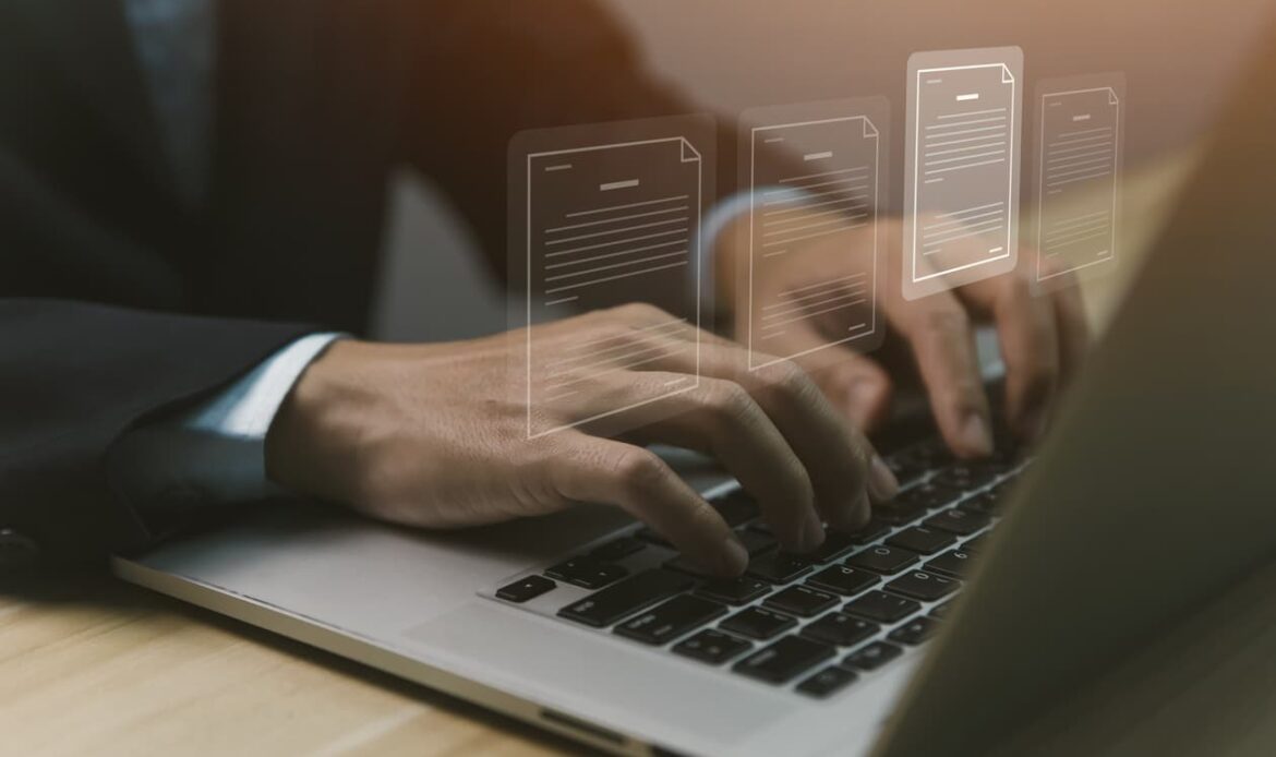 Affärsman i kostym skriver på en laptop med digitala dokumentikoner svävande ovanför, vilket symboliserar online notarisering och digital hantering av juridiska dokument. Bilden representerar Notarius Publicus roll i den digitala eran och hur tjänster som Apostille online förenklar internationell dokumentlegalisering via Apostille24.se