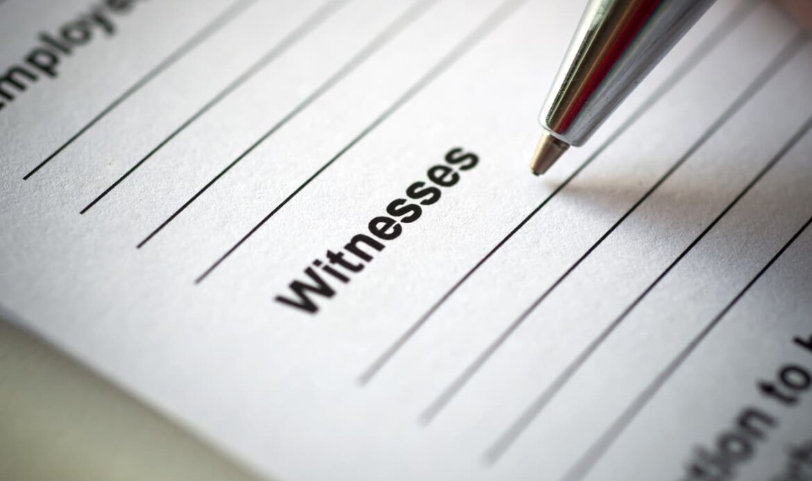 Närbild av penna som signerar ett dokument med vittnesrader – symboliserar bevittning av namnteckning och juridiska fullmakter enligt svensk lag.