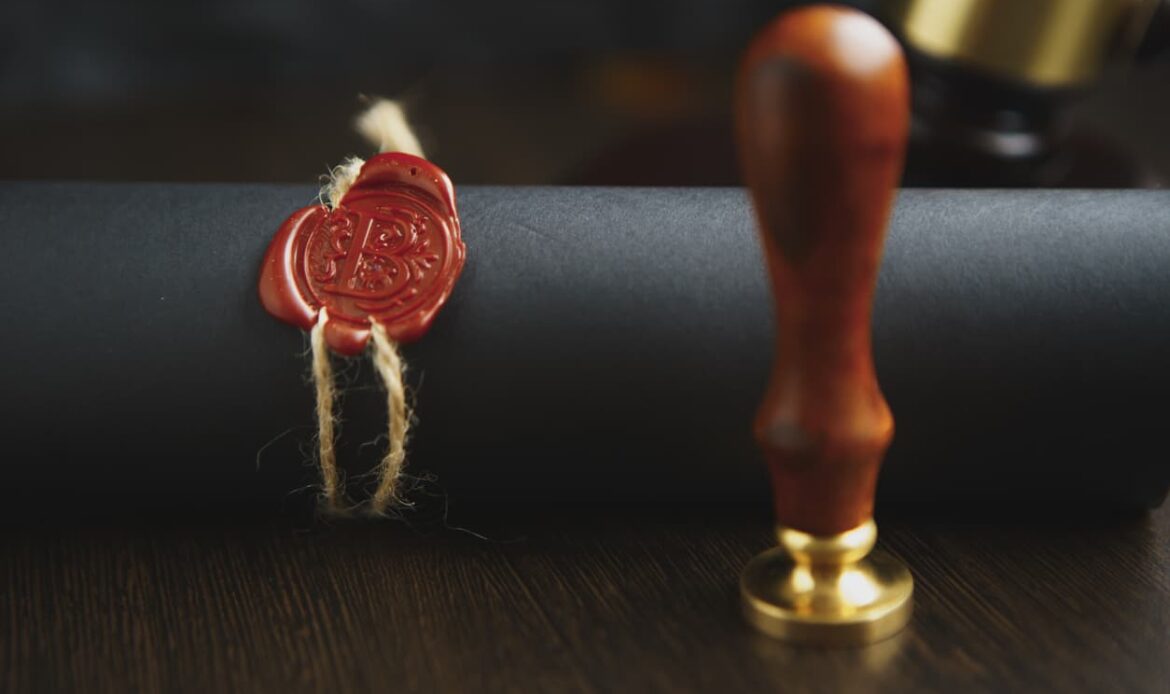 Rulle med röd sigillstämpel och stämpelverktyg – symboliserar processen för att få apostille på betyg och andra officiella dokument i Sverige hos Apostille24.se