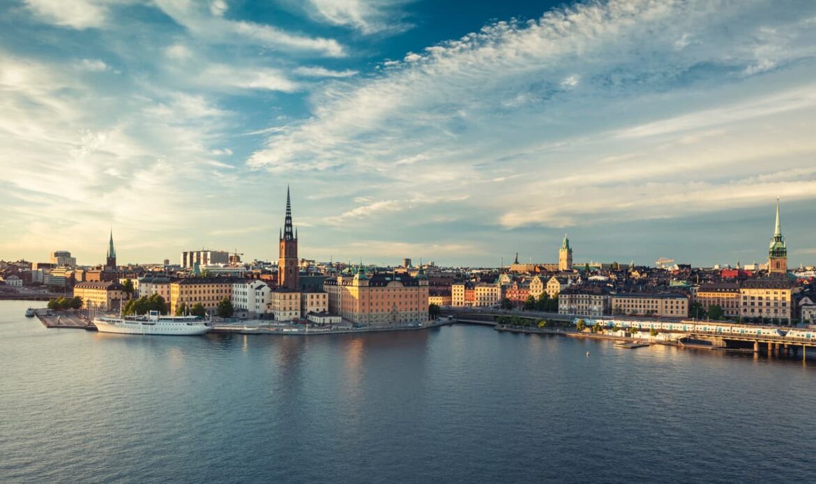 Panoramavy över Stockholm med Riddarholmen och Gamla Stan vid solnedgången, där många juridiska tjänster som Notarius Publicus erbjuds. En perfekt bild för blogginlägget 'Legalisering hos UD – Hur Notarius Publicus kan hjälpa dig' på Apostille24.se, som förklarar processen för att få dokument legaliserade för internationell användning.