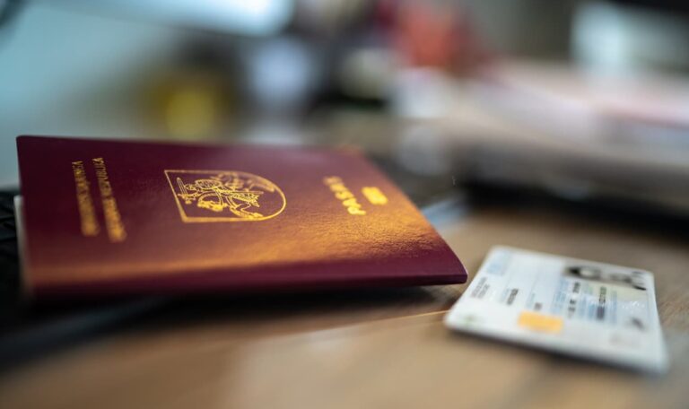 Pass och ID-kort på ett skrivbord – guide till hur du enkelt får din ID-handling vidimerad och juridiskt godkänd via Apostille24.se