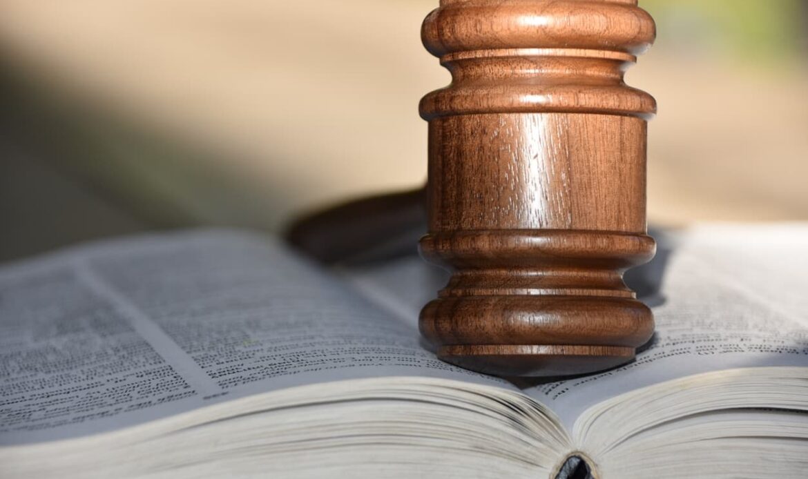 Domarklubba på uppslagen lagbok – symbol för Sveriges nya lagar 2025 om vidimering, Apostille och digital signering av juridiska dokument. Apostille24 hjälper företag och privatpersoner att följa nya krav snabbt, digitalt och juridiskt korrekt