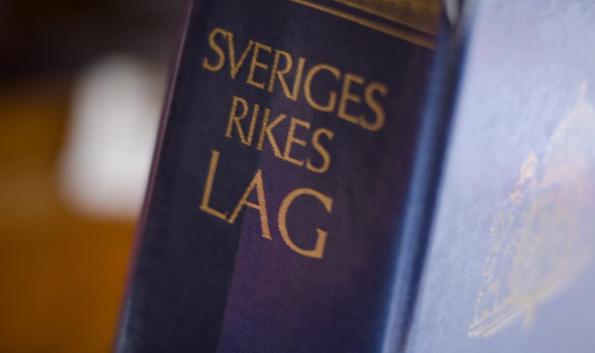Närbild på lagboken Sveriges Rikes Lag – symbol för nya lagar 2025 som påverkar företagare, med koppling till skatteregler, laddstolpar, bolagsrätt och behovet av Apostille enligt Haagkonventionen. Apostille24 erbjuder digital notarisering och legalisering av företagsdokument.