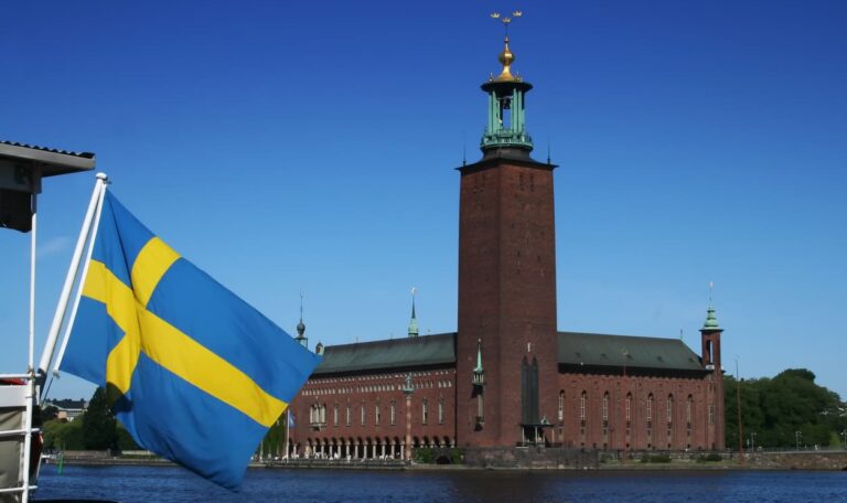 Svensk flagga och Stockholms stadshus – symbol för Apostille24:s apostilletjänster i Sverige