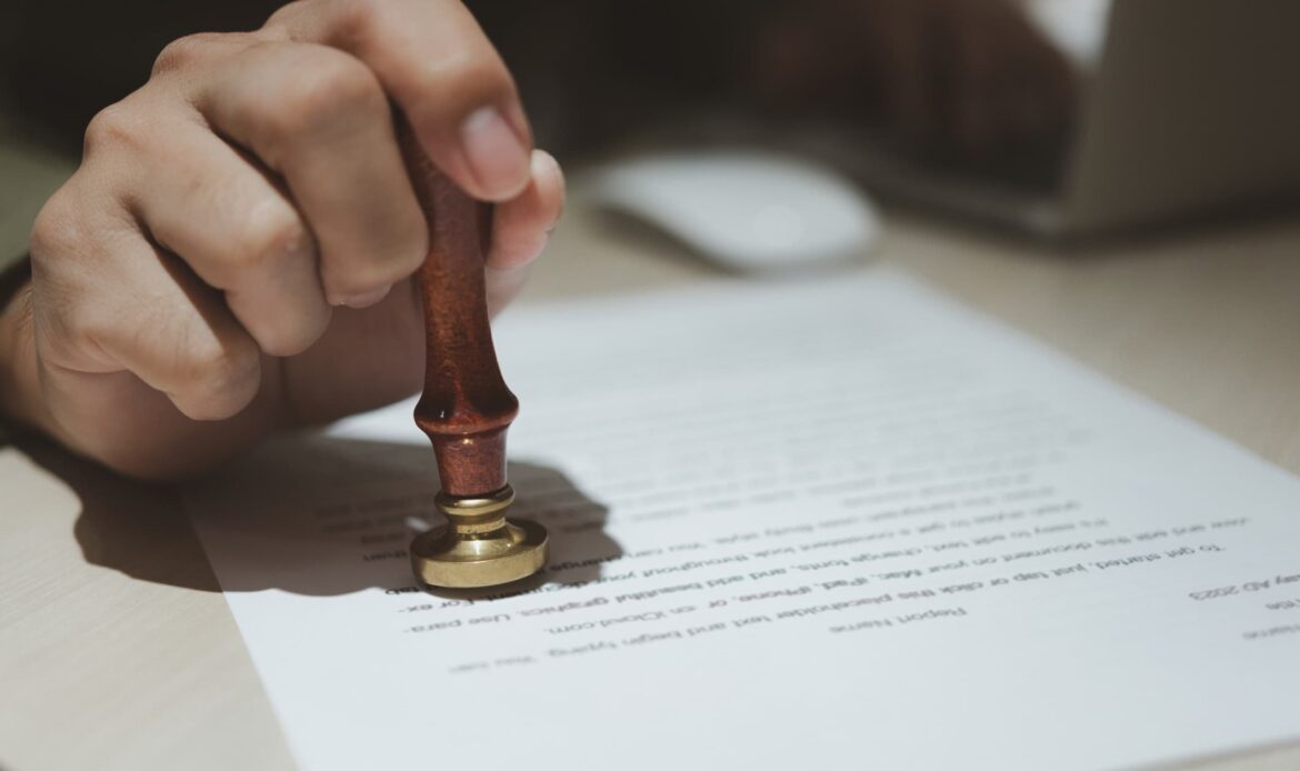 Hand som stämplar juridiskt dokument med Apostille – guide för Apostille till Spanien och internationell giltighet.