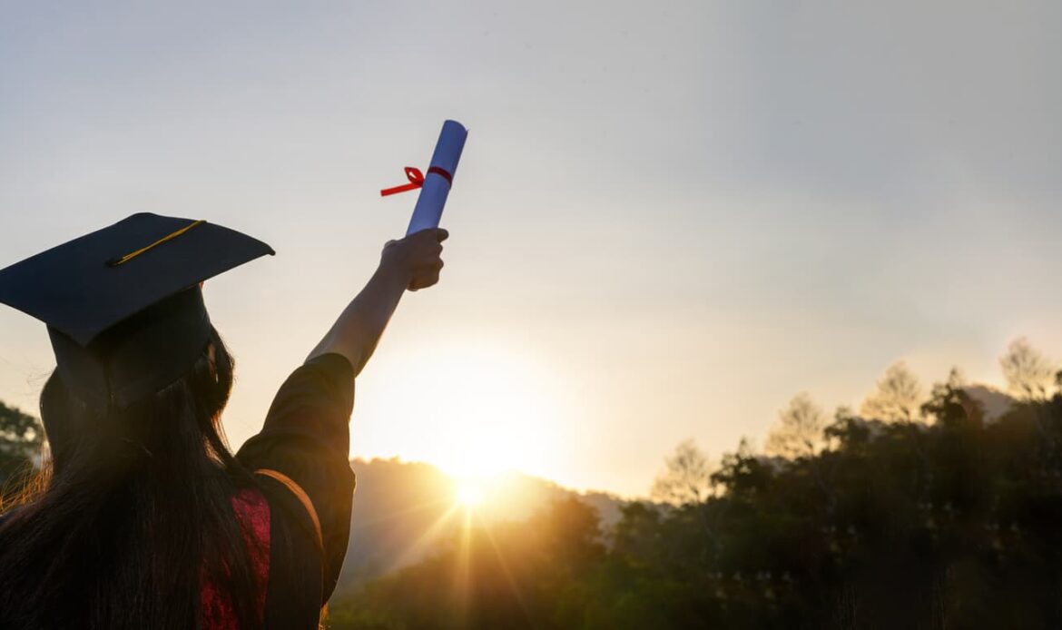 Student med examensbevis i handen – Apostille på examensbevis för arbete utomlands via Apostille24.