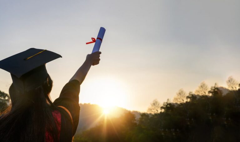 Student med examensbevis i handen – Apostille på examensbevis för arbete utomlands via Apostille24.