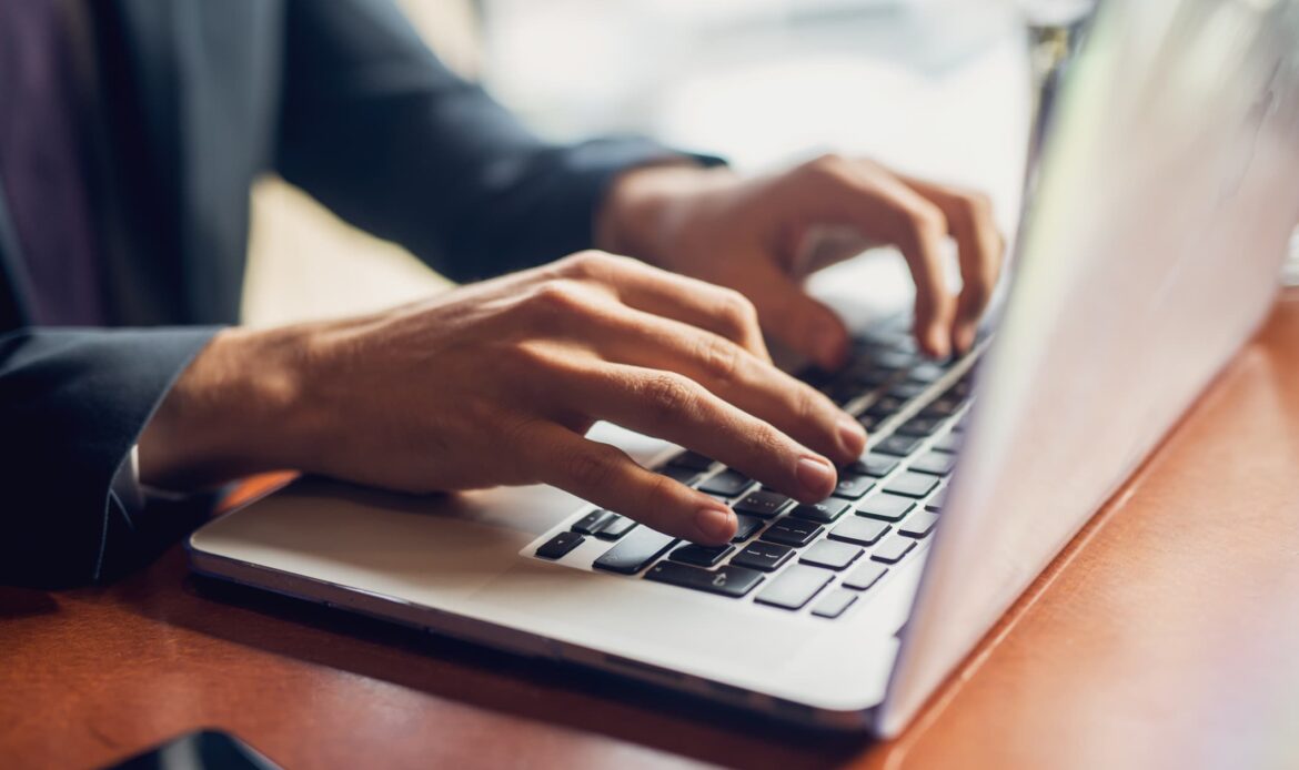 Notarius Publicus som skriver på laptop – e-Apostille (e-APP) med digital verifiering och säkerhet för internationella dokument hos Apostille24.