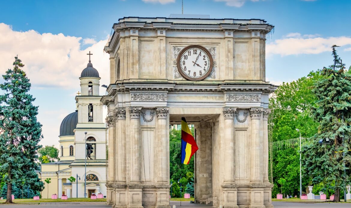 Triumfbågen i Chișinău, Moldavien med nationalflaggan och katedralen i bakgrunden – Moldavien ansluter sig till 1970 års Beviskonvention (Apostillekonventionen).