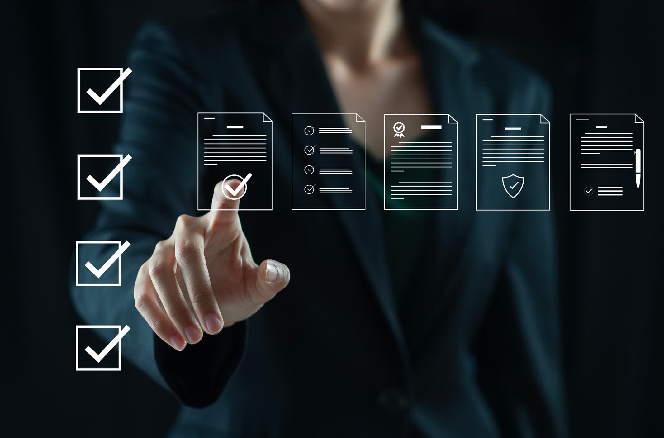 Affärsperson pekar på digitala dokument med checklista – så verifierar mottagaren en Apostille steg för steg.