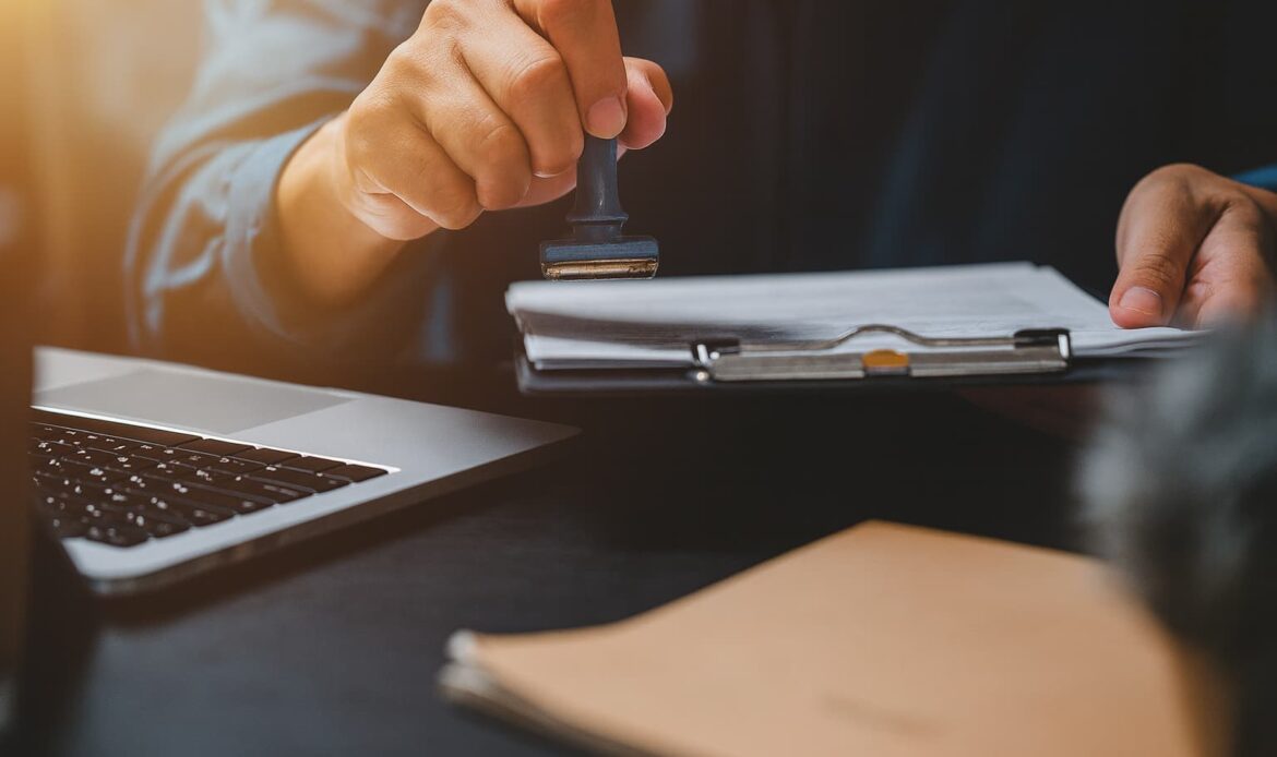 Notarius Publicus stämplar dokument på kontor – symbol för juridiska intyg och notarisering vid familjeärenden och migrationsprocesser i Sverige.