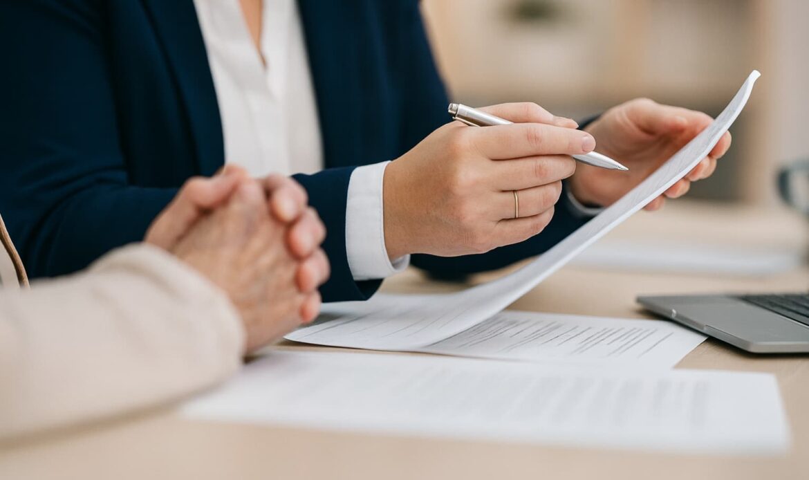 Jurist som granskar och förbereder företagsdokument inför Apostille-processen – illustration för Apostille för företagsdokument 2025 från Apostille24.